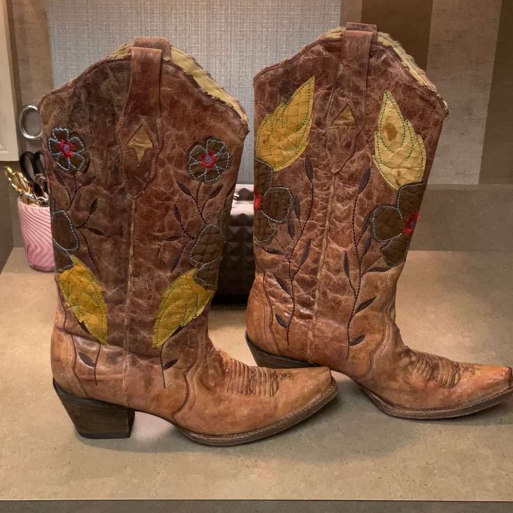 Beautiful pair of CORRAL cowboy boots.  Size 9M.  Authentic and soft,tan leather